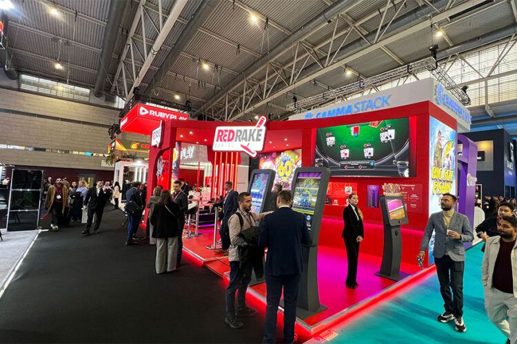 stand Red Rake ICE 2026